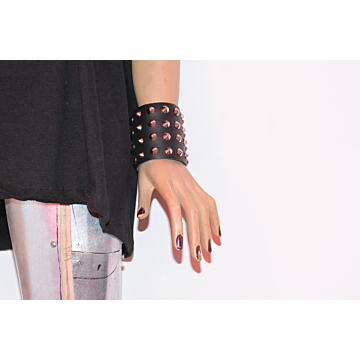 4 ROW CONICAL LEATHER WRISTBAND - BLACK