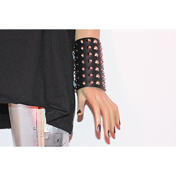 7 ROW CONICAL LEATHER WRISTBAND - BLACK