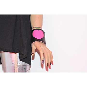 4 ROW WIDTH FLUORESCENT PINK HEART, BUTTONED - PINK